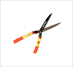 Beneficios:Hoja afilada de acero Mango tubular para mayor resistencia Ideal para poda de ramas gruesas ¡Facilita tu trabajo de poda con nuestra tijera Herragro!